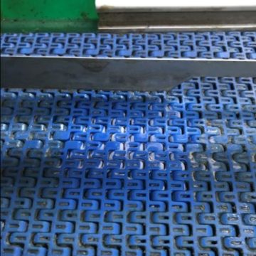 Cleaning the conveyor belt